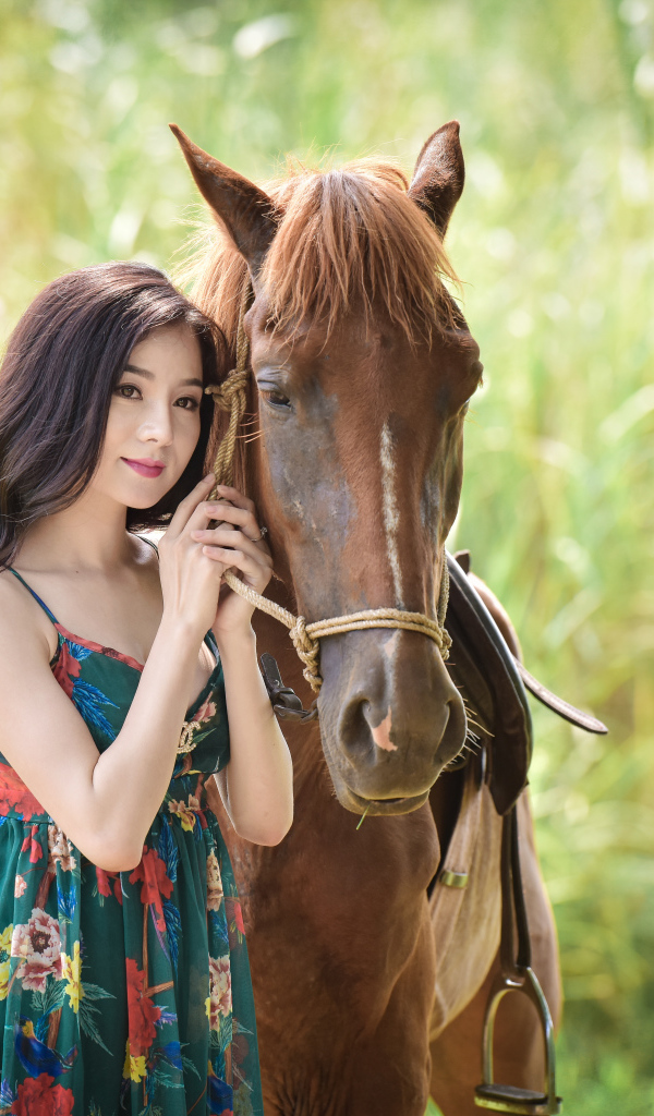 Красивая девушка азиатка с конем