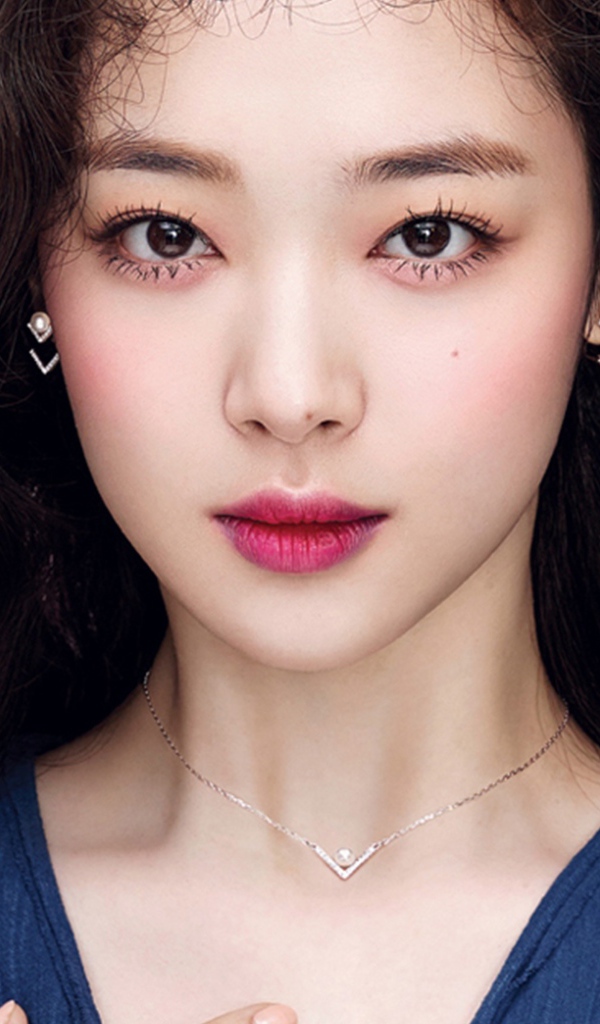 Красивая девушка азиатка с большими карими глазами 