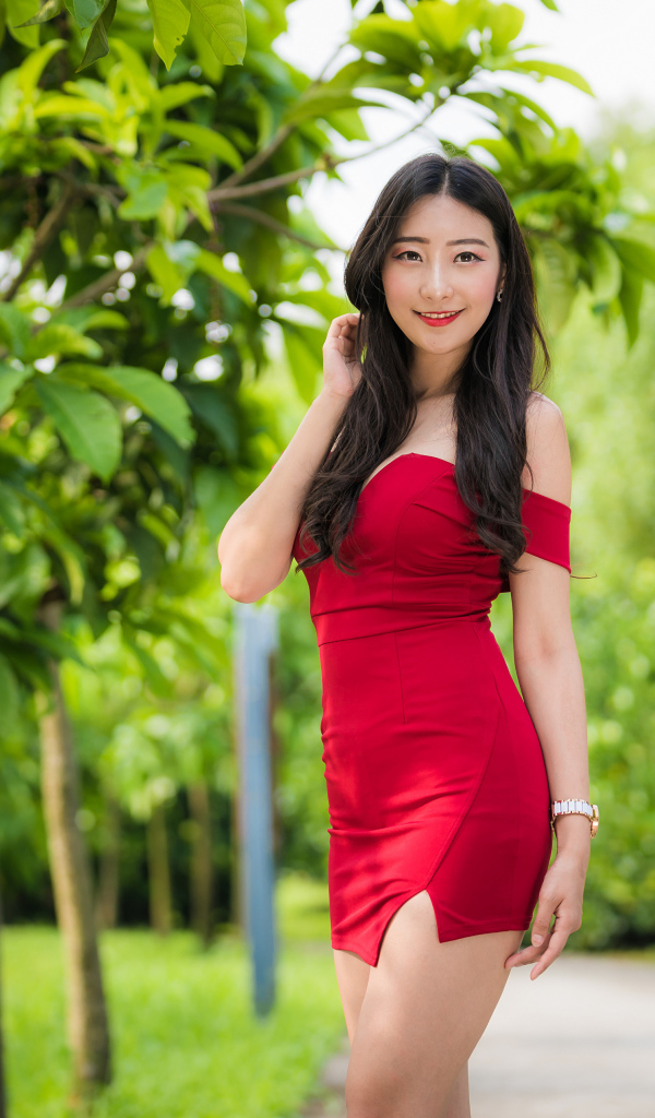 Красивая азиатка в красном коротком платье 