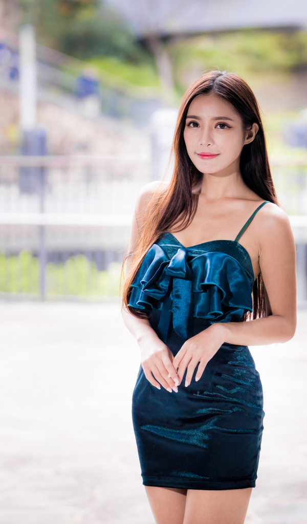 Красивая девушка азиатка в коротком черном платье 