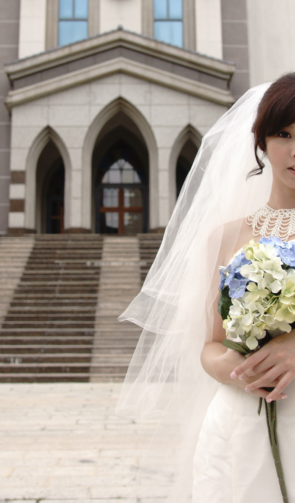 Красивая девушка азиатка в свадебном платье 