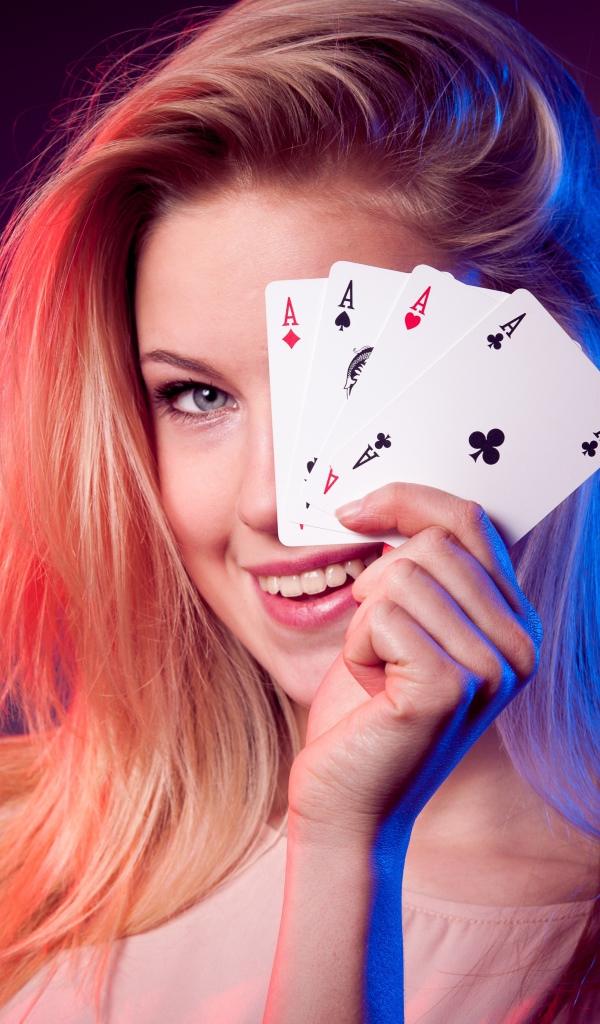 Красивая блондинка закрыла глаз картами