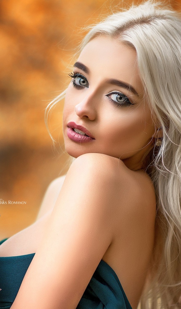 Красивая девушка блондинка с колосьями в руке