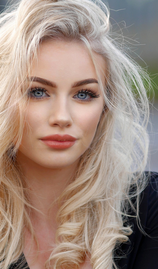 Красивая голубоглазая блондинка в лучах солнца