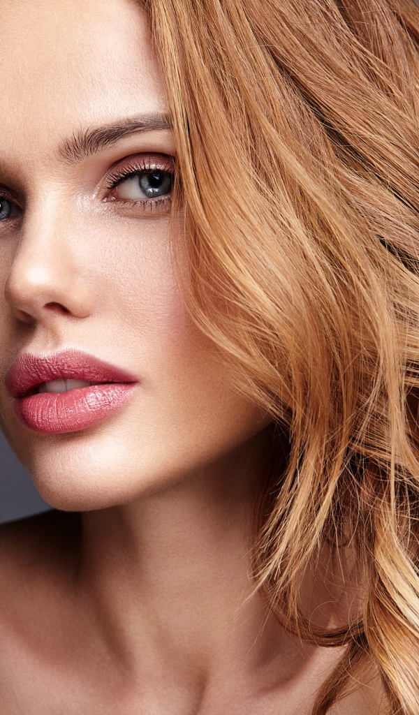 Красивые голубые глаза у длинноволосой девушки