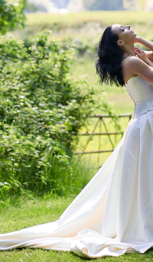 Красивая девушка невеста в белом платье 