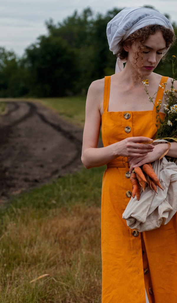 Красивая девушка с букетом полевых ромашек 