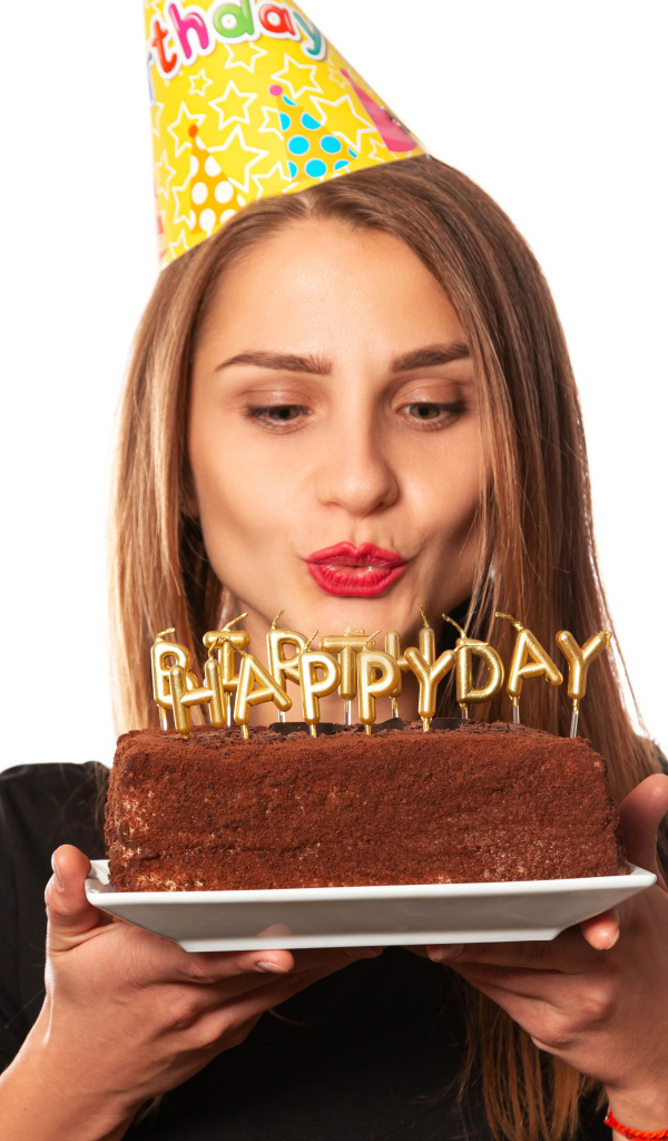 Красивая девушка с тортом на день рождения на белом фоне 
