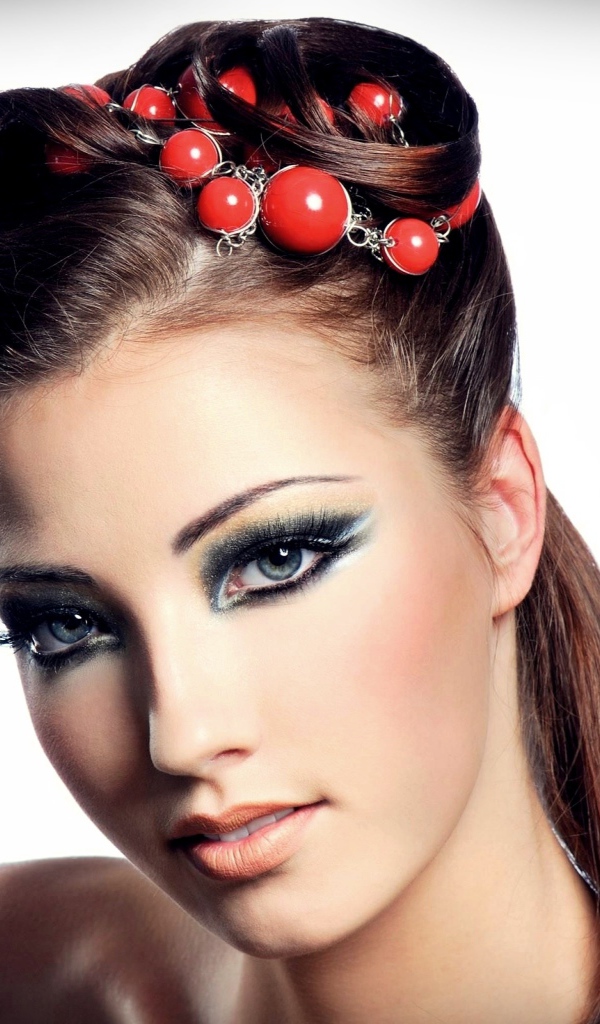 Красивая девушка с украшением в волосах на сером фоне 