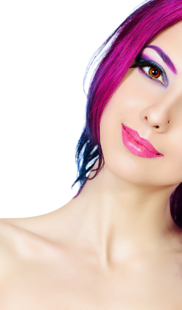 Красивая девушка с розовыми волосами на белом фоне 