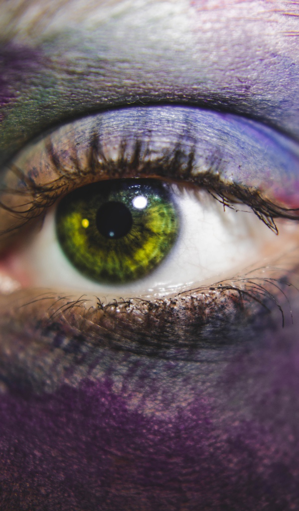 Красивый зеленый глаз в краске 