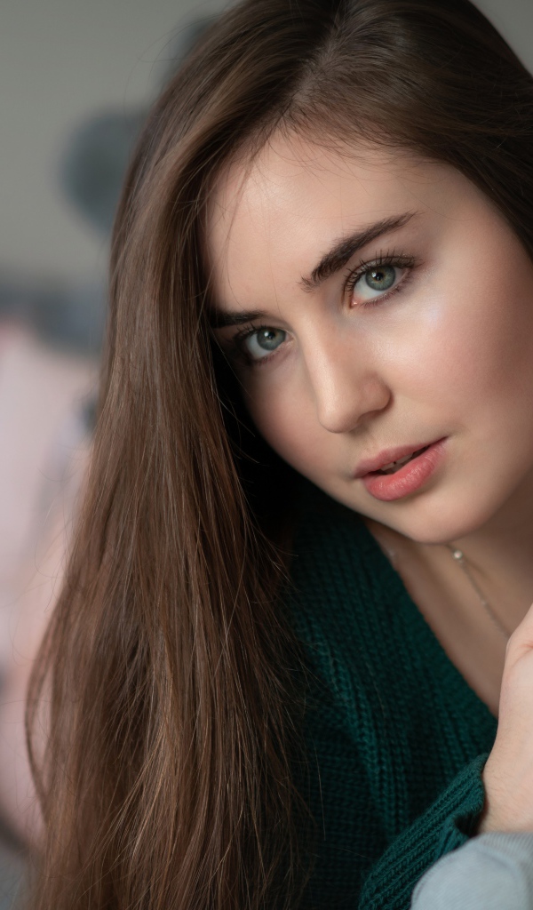 Красивая длинноволосая шатенка с серыми глазами