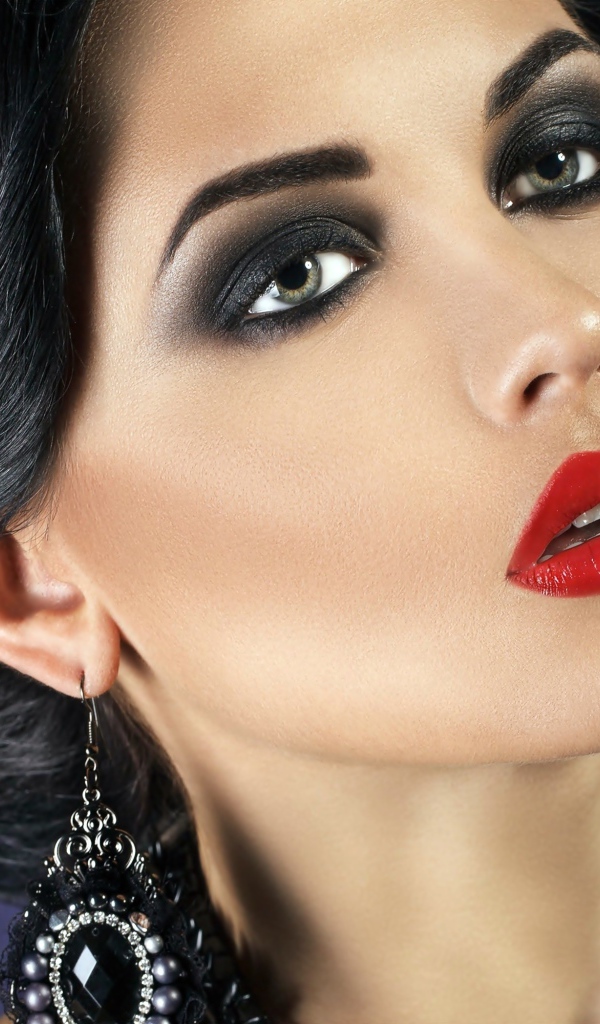 Красивый макияж у жгучей брюнетки