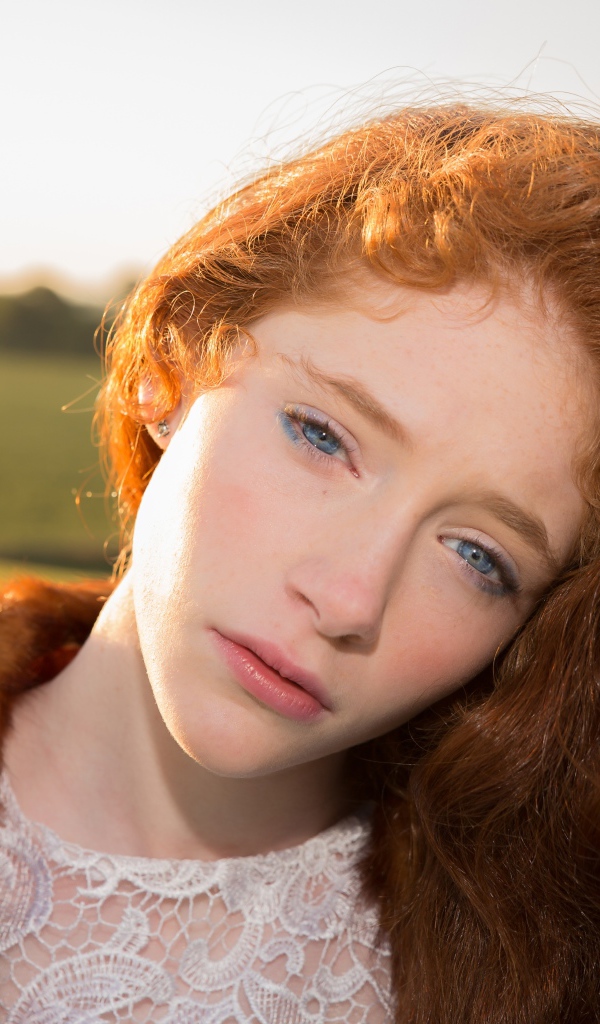 Красивая рыжеволосая девушка в шубе