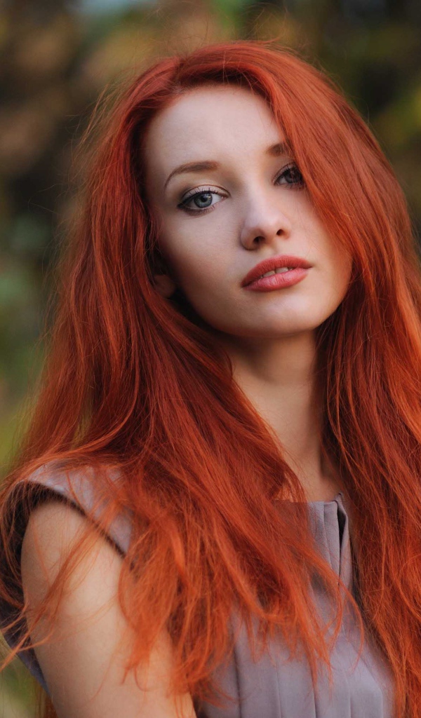 Красивая рыжеволосая девушка с голубыми волосами