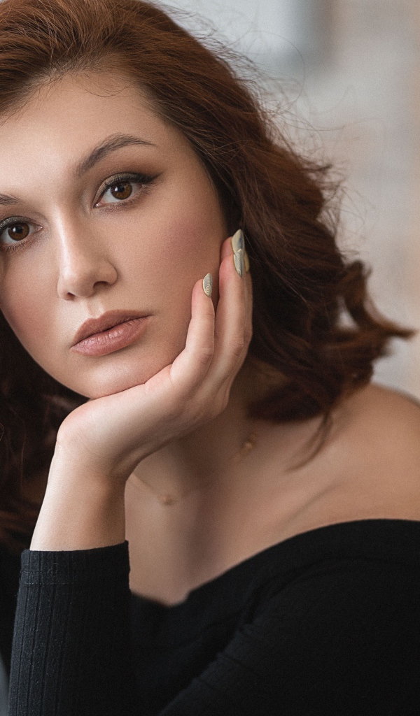 Красивая грустная девушка в черном свитере