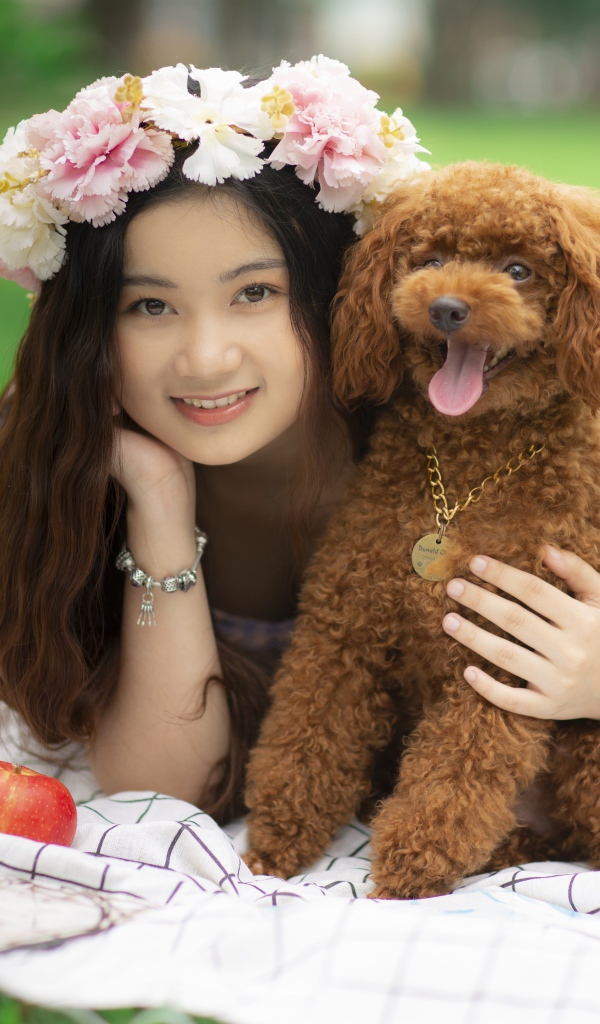 Красивая улыбающаяся девушка азиатка с собакой 