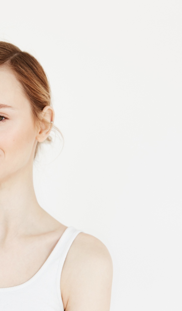 Красивая нежная девушка в белой майке