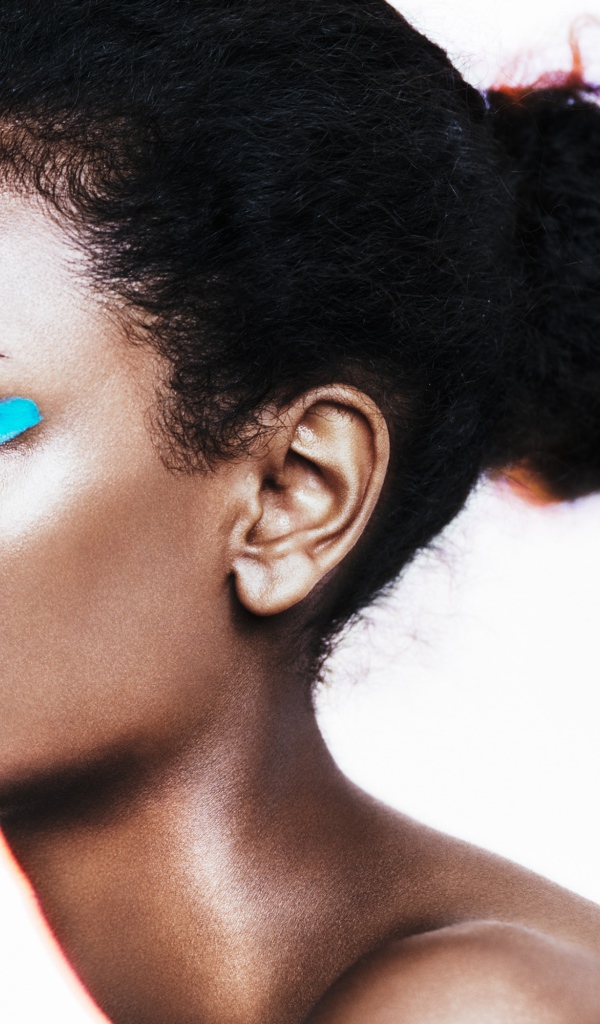 Темнокожая девушка с голубыми тенями на глазах 