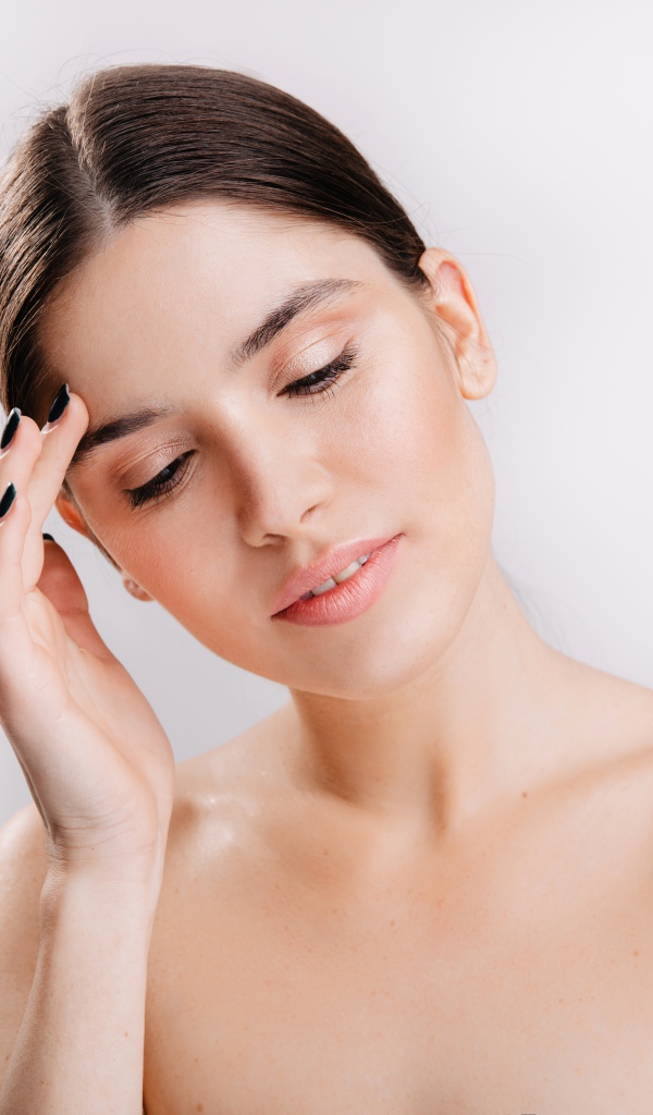 Черный лак на ногтях у милой девушки