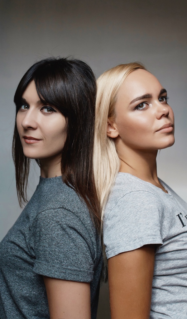 Блондинка и брюнетка на сером фоне
