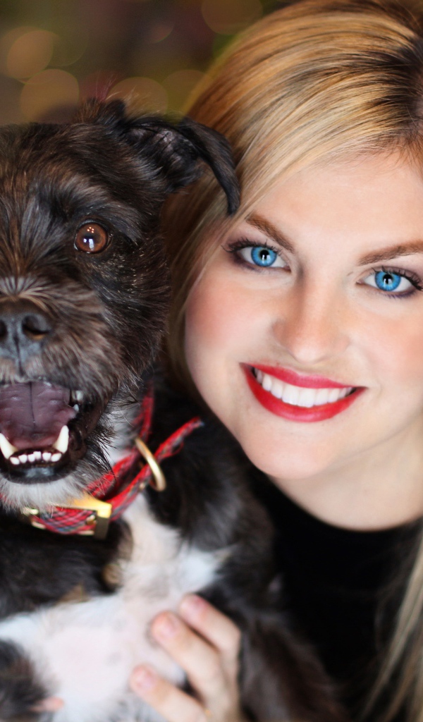 Голубоглазая блондинка с черной собакой 