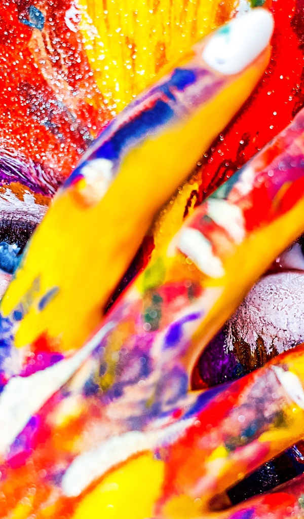 Голубоглазая девушка с лицом в краске на белом фоне