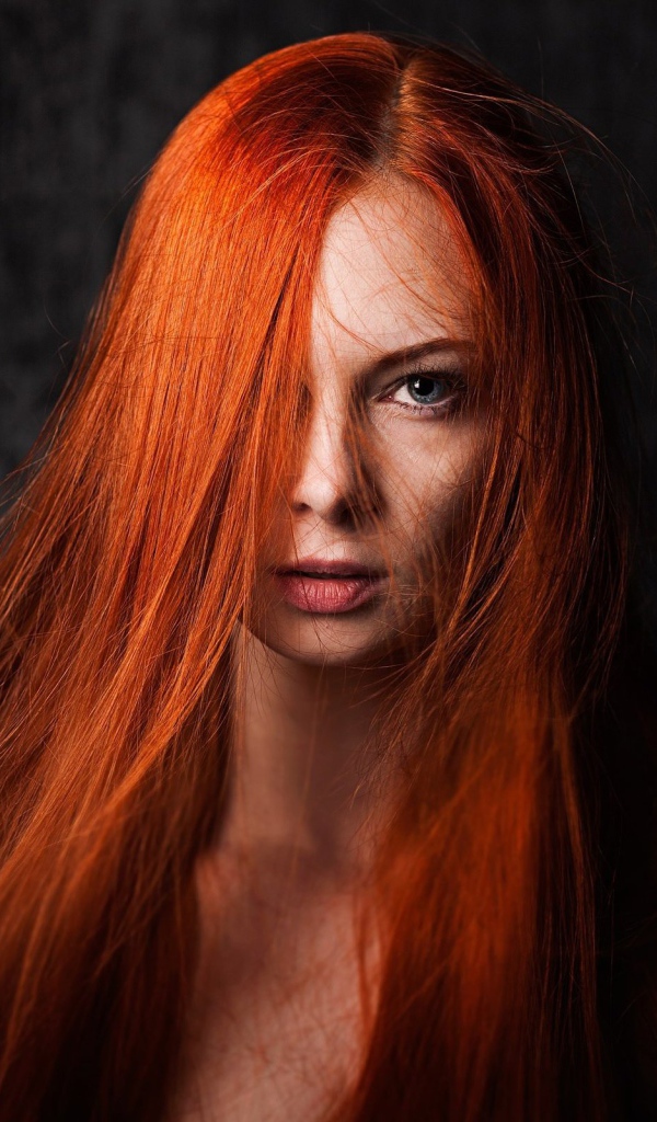 Яркая рыжеволосая девушка с голубыми глазами