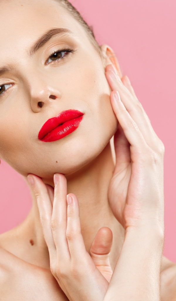 Яркая красная помада на губах у девушки