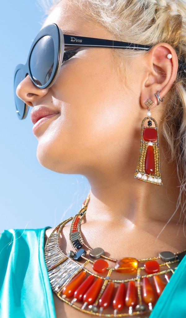 Яркая летняя девушка в солнечных очках 