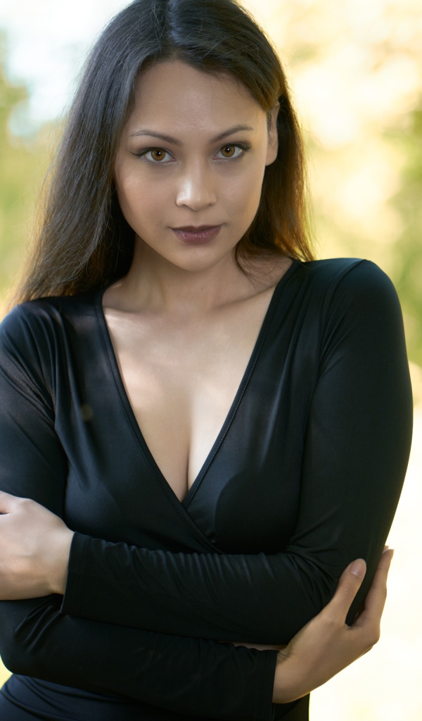 Кареглазая брюнетка модель в черном платье