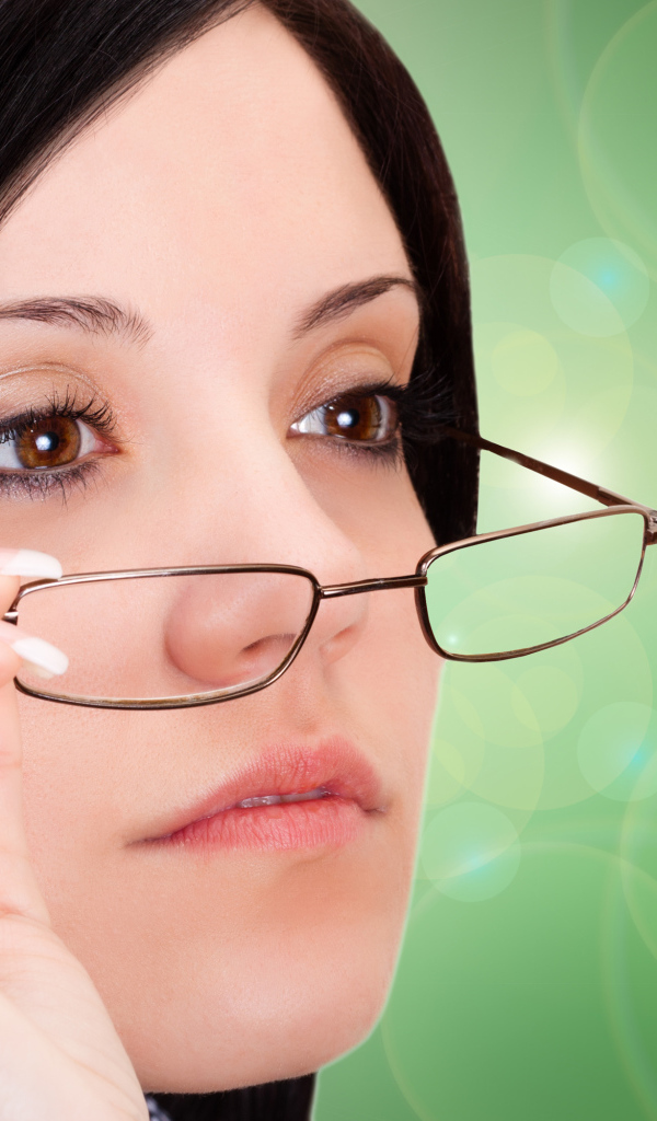 Деловая девушка с карими глазами в очках 