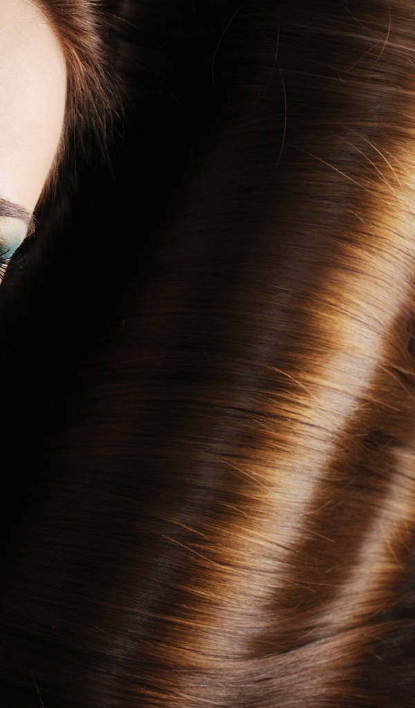 Чистые блестящие волосы красивой девушки 