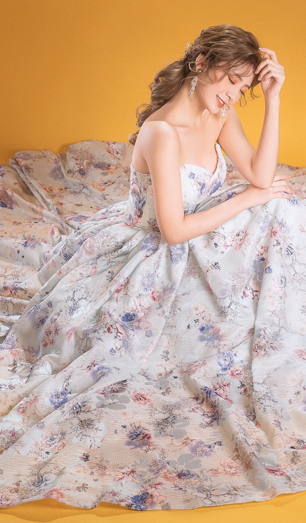 Милая девушка азиатка в красивом длинном платье