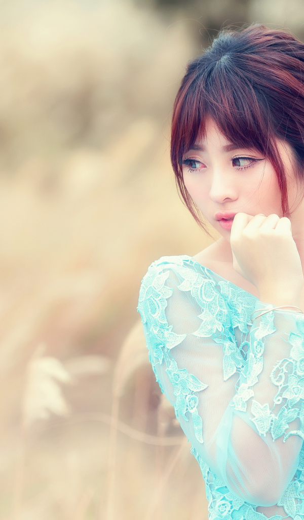 Милая девушка азиатка в голубом платье 