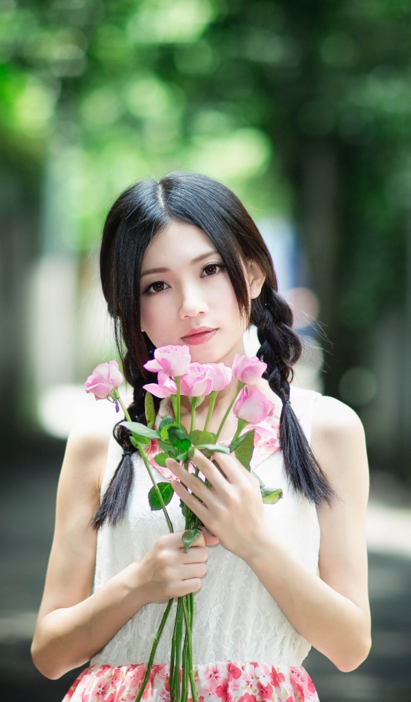 Милая девушка азиатка с букетом розовых роз 
