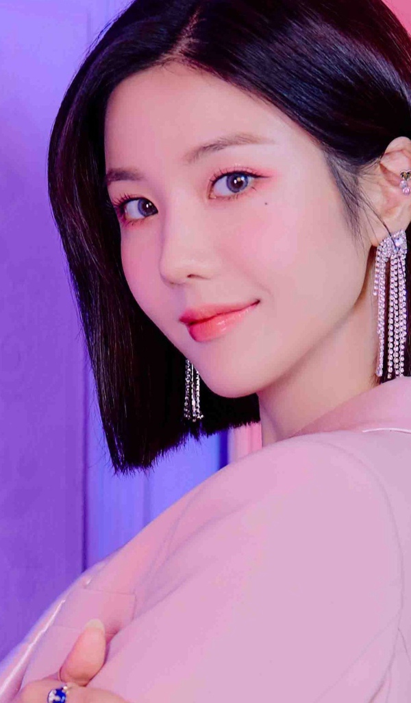 Милая девушка азиатка с короткой стрижкой на розовом фоне 