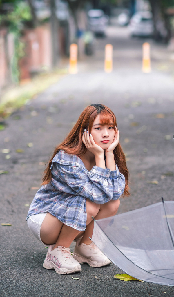 Милая девушка азиатка с прозрачным зонтом