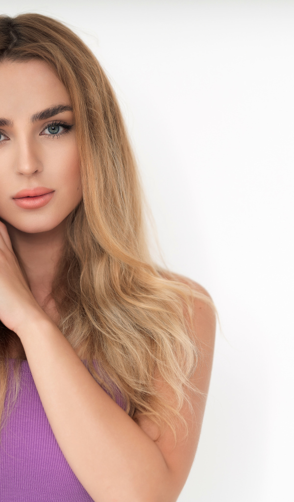 Милая длинноволосая девушка на белом фоне