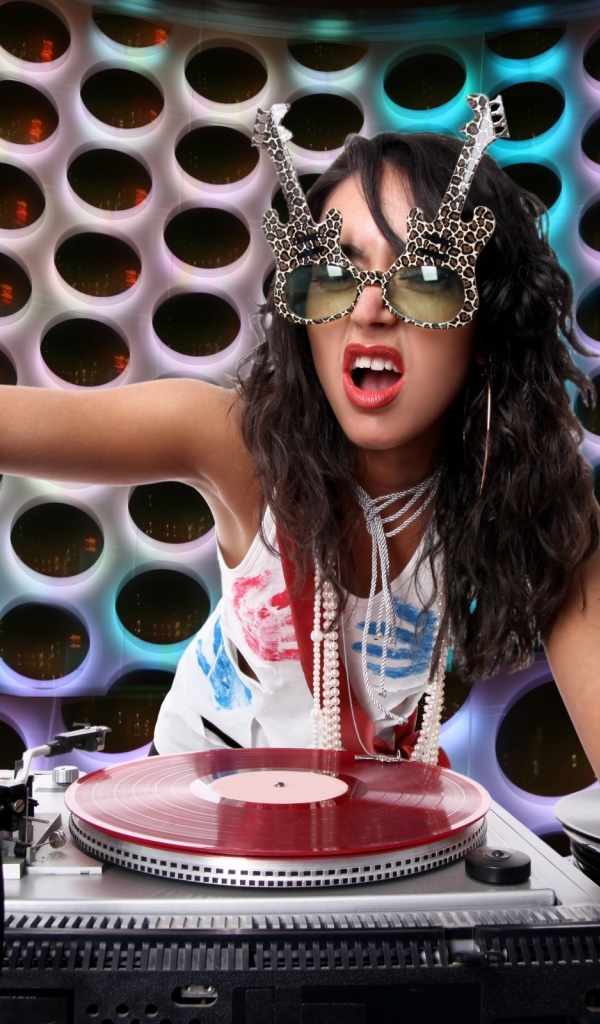 Девушка диджей с пластинками 