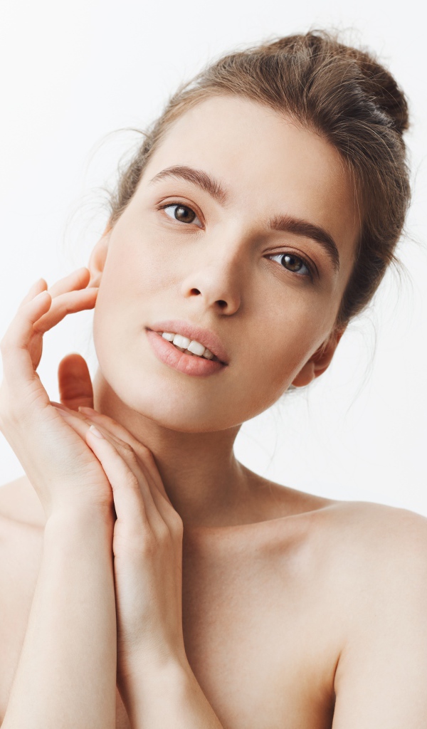 Нежная кареглазая девушка с карими глазами на белом фоне 