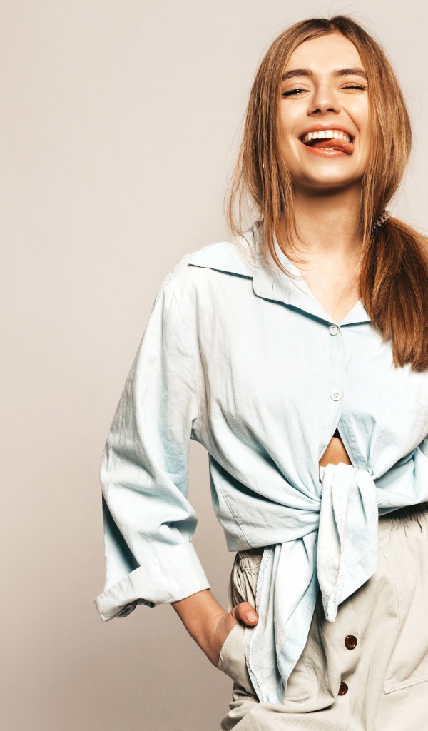 Смешная девушка в рубашке с высунутым языком