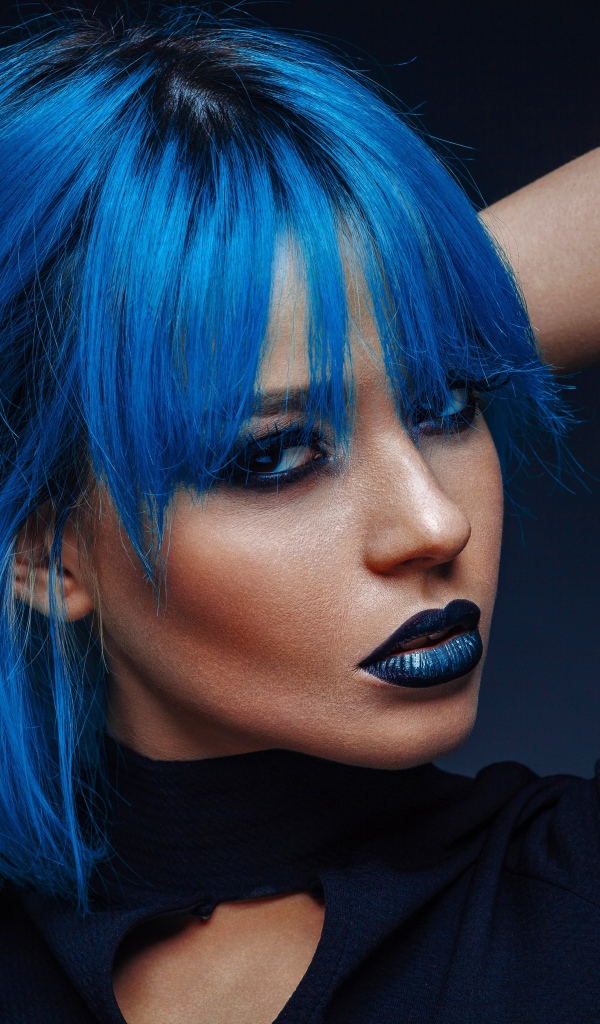 Девушка с синими волосами на черном фоне
