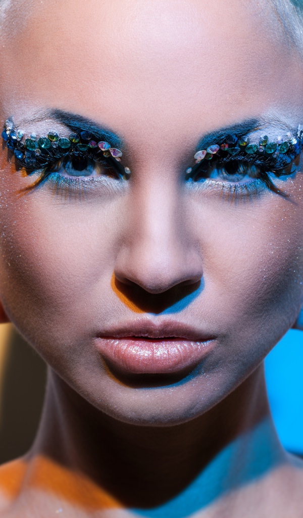 Девушка с голубым макияжем на глазах