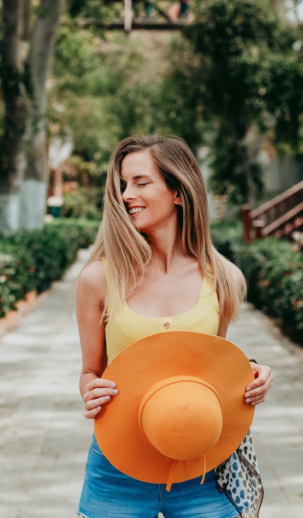 Девушка с закрытыми глазами со шляпой в руках 