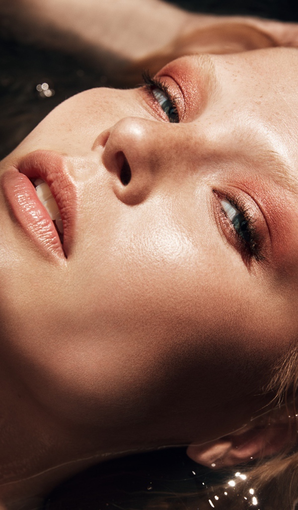 Девушка с нежными макияжем в воде