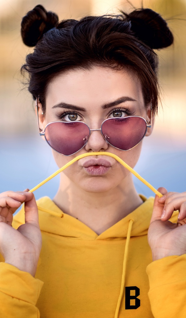 Девушка в очках в желтом худи 