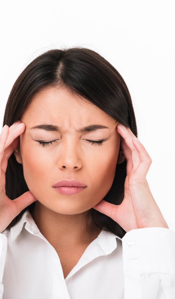 Девушка с головной болью на белом фоне 