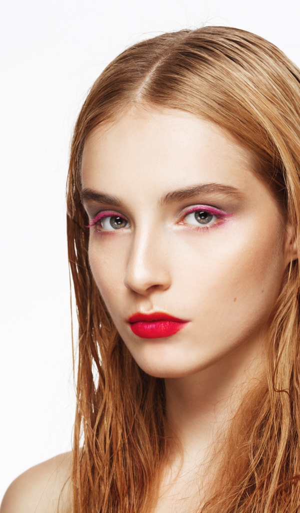 Девушка с мокрыми волосами с макияжем на лице