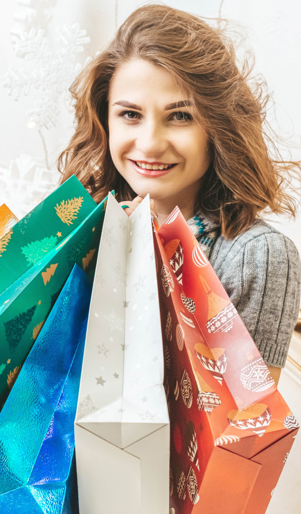 Счастливая девушка с покупками